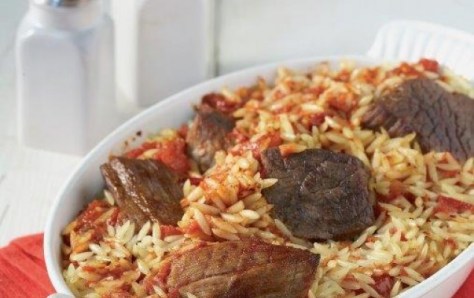 Lamsvlees en orzo (Arnaki yiouvetsi me maneštra)